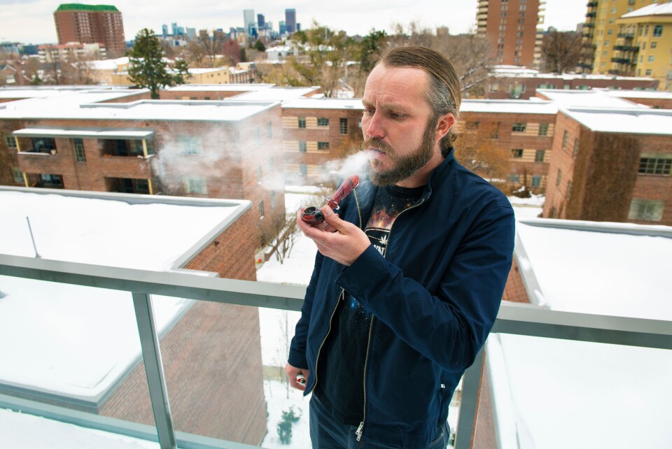 RØYKFULL: Michael Eymer håper cannabis kan bli et lovlig alternativ til alkohol verden over.