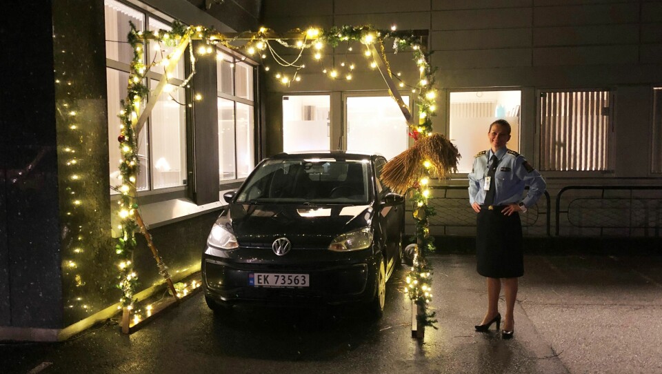 JULEPORTAL: Monica Mørk fikk en gledelig juleoveraskelse av kollegaene, da hun skulle parkere bilen.