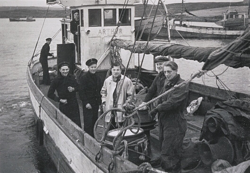FISKEBÅT: «MK Arthur» ankommer Frøya med motstandsmennene Odd Sørli og Arthur Pevik om bord. Bildet er hentet fra boka. FISKEBÅT: «MK Arthur» ankommer Frøya med motstandsmennene Odd Sørli og Arthur Pevik om bord. Bildet er hentet fra boka.