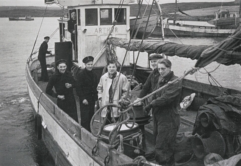 FISKEBÅT: «MK Arthur» ankommer Frøya med motstandsmennene Odd Sørli og Arthur Pevik om bord. Bildet er hentet fra boka.
