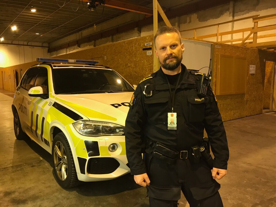 FIKK NAKKESKADE: Politioverbetjent Kjetil Hordnes synes det er både skandaløst og oppsiktsvekkende at han ikke får noen form for erstatning, etter å ha blitt påkjørt bakfra under en UEH-øvelse. - Det førte til at jeg fikk en nakkeskade, forteller Hordnes. FIKK NAKKESKADE: Politioverbetjent Kjetil Hordnes synes det er både skandaløst og oppsiktsvekkende at han ikke får noen form for erstatning, etter å ha blitt påkjørt bakfra under en UEH-øvelse. - Det førte til at jeg fikk en nakkeskade, forteller Hordnes.