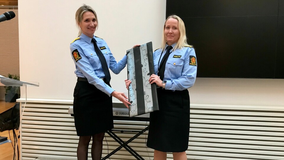 SATT PRIS PÅ: Kathrine Saland Rotseth (t.h) mottar prisen fra visepolitimester Gøril Våland i Sør-Vest politidistrikt.