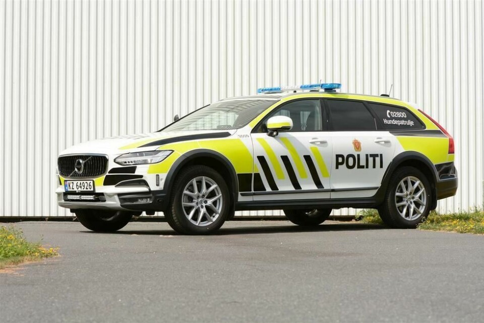 Etter en lang prosess har politiet valgt nye politibiler. Valget falt på Volvo V90CC som liten patruljebil og hundebil (som på bildet), og Mercedes-Benz Vito til stor patruljebil.