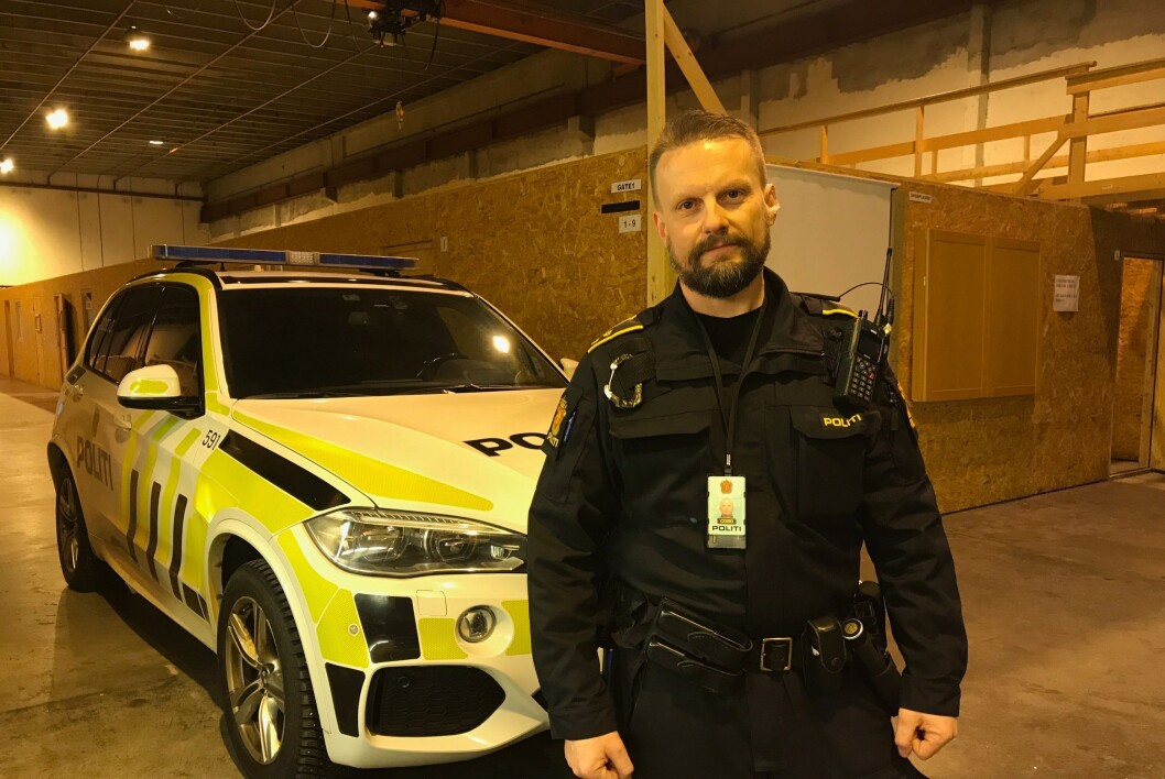 FIKK NAKKESKADE: Politioverbetjent Kjetil Hordnes synes det er både skandaløst og oppsiktsvekkende at han ikke får noen form for erstatning, etter å ha blitt påkjørt bakfra under en UEH-øvelse. - Det førte til at jeg fikk en nakkeskade, forteller Hordnes. FIKK NAKKESKADE: Politioverbetjent Kjetil Hordnes synes det er både skandaløst og oppsiktsvekkende at han ikke får noen form for erstatning, etter å ha blitt påkjørt bakfra under en UEH-øvelse. - Det førte til at jeg fikk en nakkeskade, forteller Hordnes.