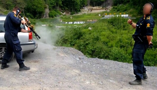 STEINSPRUT: Skuddet går i bakken så grus og steiner spruter i alle retninger. En stein er nær ved å treffe våpeninstruktøren. STEINSPRUT: Skuddet går i bakken så grus og steiner spruter i alle retninger. En stein er nær ved å treffe våpeninstruktøren.