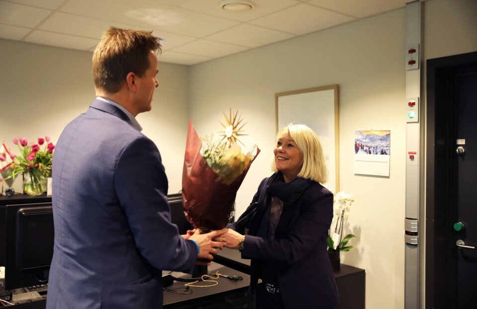 Justisminister Monica Mæland (H) mottar blomster fra Sigve Bolstad, leder av Politiets Fellesforbund.