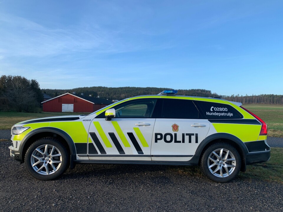 AVTALEN UNDERTEGNET: Nå er avtalen med Volvo og Bertel O Steen signert. Dermed er det endelig bestemt at Volvo V90CC blir ny patruljebi og hundebil de neste syv årene.
