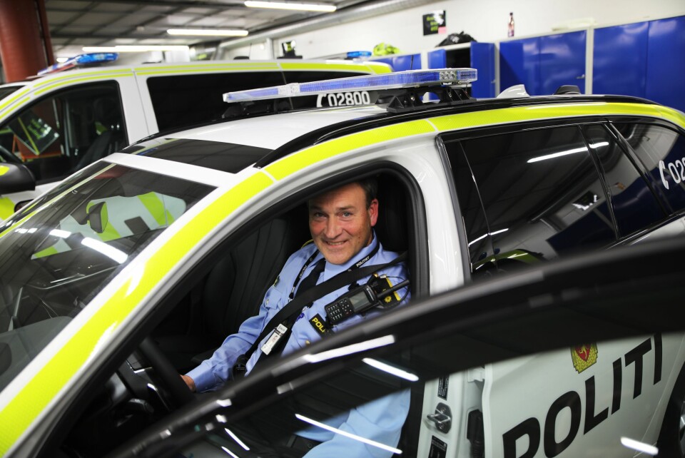 TESTSJÅFØR: Politioverbetjent Morten Østraat er en av politifolkene som har testkjørt bilene. – Dette er kontoret vårt ute i gata, og det gjøres mye mer ute i bil i dag, enn tidligere, sier han. Bilen på bildet var ikke en del av testen.