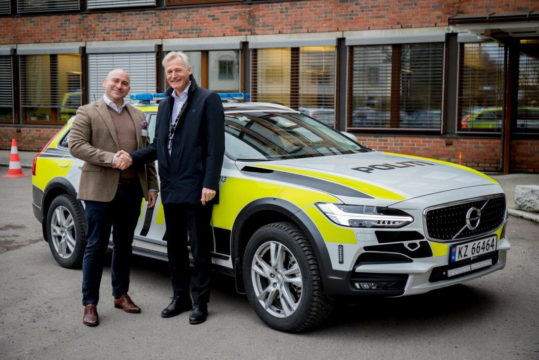 Volvo Cars Norge og direktør i Politiets Fellestjenester Helge Clem etter at politiets nye bilavtale ble signert. Volvo Cars Norge og direktør i Politiets Fellestjenester Helge Clem etter at politiets nye bilavtale ble signert.