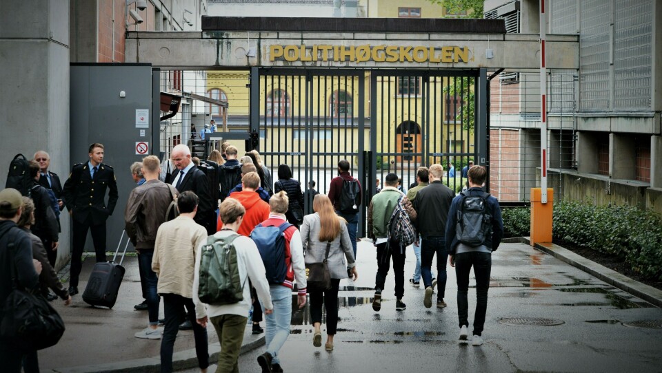 STENGES: All undervisning avlyses for bachelorstudenter ved Politihøgskolens studiesteder i Oslo, Stavern og Bodø, opplyser Politihøgskolen torsdag. Onsdag ble det også bestemt at all etter- og videreutdanning utsettes, bortsett fra nettstudier.