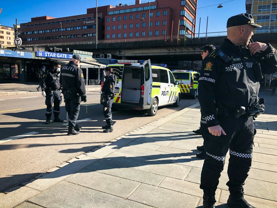 Polititjenestemenn i arbeid med munnbind, på Grønland i Oslo 20. mars 2020.