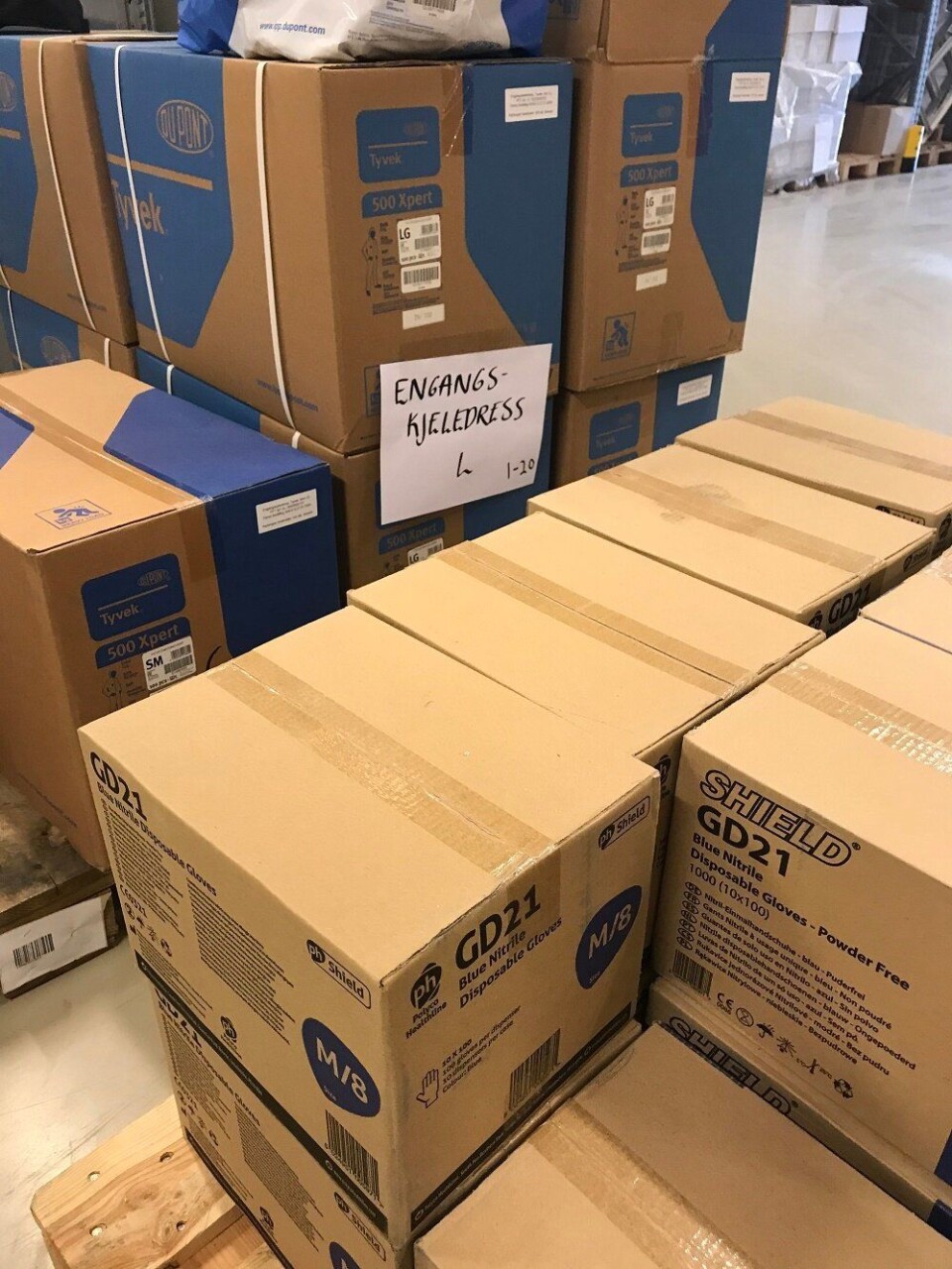 DAGLIGE LEVERANSER: PFT får nye leveranser på engangskjeledresser, engangshansker, sko-overtrekk, desinfeksjonsmiddel, munnbind og beskyttelsesbriller. DAGLIGE LEVERANSER: PFT får nye leveranser på engangskjeledresser, engangshansker, sko-overtrekk, desinfeksjonsmiddel, munnbind og beskyttelsesbriller.