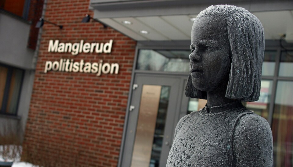 Bildet er et illustrasjonsfoto, og viser deler av skulpturen «Søsken i bronse» utenfor Manglerud politistasjon i Oslo.