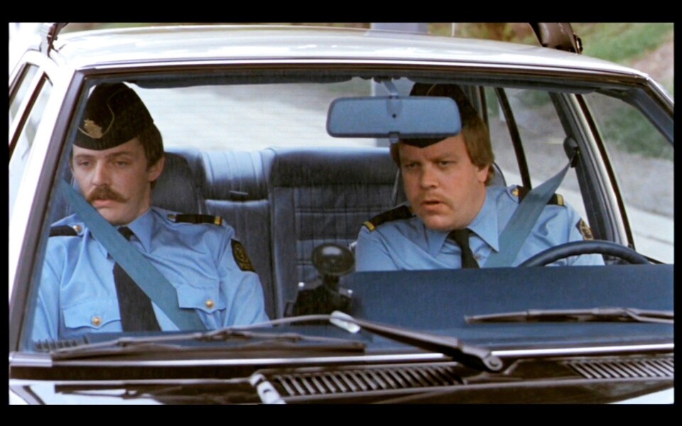 FILMSTJERNE: Rynning (til høyre) og en annen kollega fra Oslo-politiet hadde en liten rolle i «Olsenbandens siste kupp» fra 1982.