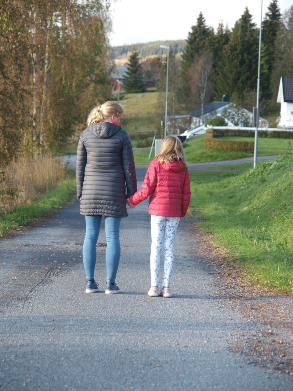 Jenta mor stiller et stort spørsmål ved måten hunden ble kvalitetssjekket, og mener det må være noe galt med en hund som biter en jente helt uprovosert. Jenta mor stiller et stort spørsmål ved måten hunden ble kvalitetssjekket, og mener det må være noe galt med en hund som biter en jente helt uprovosert.