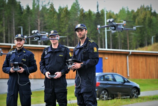 DRONER: Politioverbetjent og leder av droneprosjektet, Jørgen Lunde Ronge (til høyre), sammen med politiførstebetjentene Daniel Kvalsrud (til venstre) og Christian Ekra, som veileder droneprosjektene i henholdsvis Troms og Agder. Bildet er tatt da droneprosjektet startet i september i fjor. DRONER: Politioverbetjent og leder av droneprosjektet, Jørgen Lunde Ronge (til høyre), sammen med politiførstebetjentene Daniel Kvalsrud (til venstre) og Christian Ekra, som veileder droneprosjektene i henholdsvis Troms og Agder. Bildet er tatt da droneprosjektet startet i september i fjor.