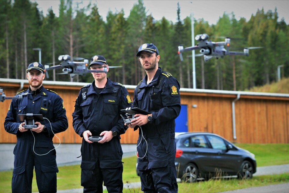 DRONER: Politioverbetjent og leder av droneprosjektet, Jørgen Lunde Ronge (til høyre), sammen med politiførstebetjentene Daniel Kvalsrud (til venstre) og Christian Ekra, som veileder droneprosjektene i henholdsvis Troms og Agder. Bildet er tatt da droneprosjektet startet i september i fjor.