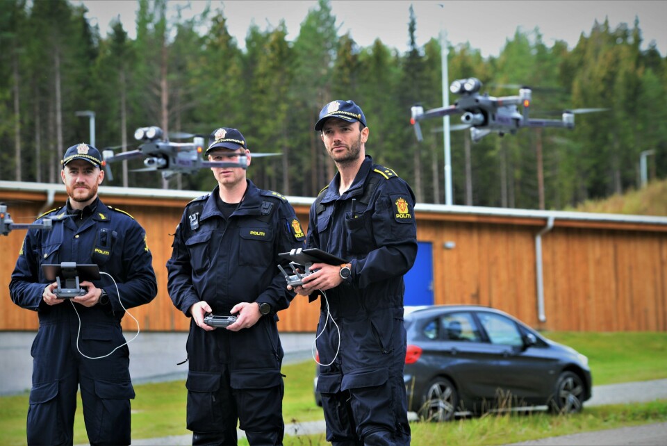 DRONER: Politioverbetjent og leder av droneprosjektet, Jørgen Lunde Ronge (til høyre), sammen med politiførstebetjentene Daniel Kvalsrud (til venstre) og Christian Ekra, som veileder droneprosjektene i henholdsvis Troms og Agder. Bildet er tatt da droneprosjektet startet i september i fjor.