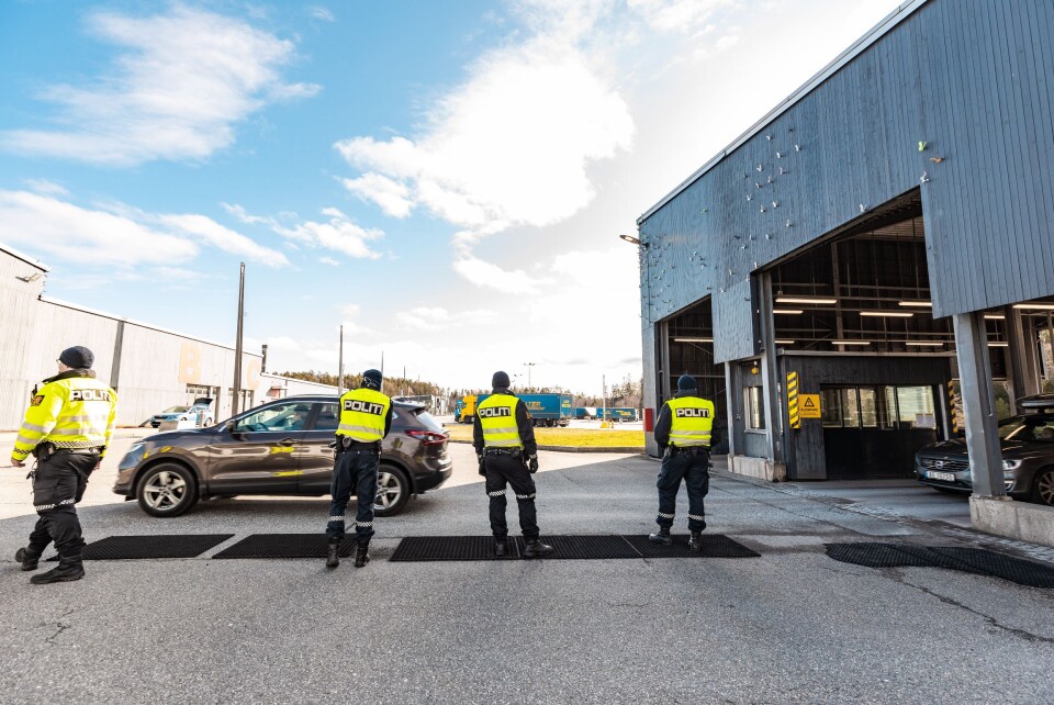 GRENSEKONTROLL: Politiet står på grensa på Svinesund. Her har de bistand fra Heimevernet, i tillegg til Tolletaten.