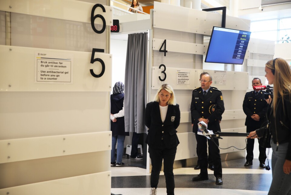 Justis- og beredskapsminister Monica Mæland på omvisning i politihuset på Grønland i Oslo, for å se hvordan de ivaretar smitteverntiltakene. Justis- og beredskapsminister Monica Mæland på omvisning i politihuset på Grønland i Oslo, for å se hvordan de ivaretar smitteverntiltakene.