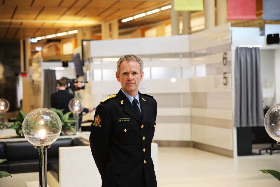 Assisterende politidirektør Håkon Skulstad forteller at det er satt i verk flere smitteverntiltak hos politiet i hele landet, i forbindelse med at publikumstjenestene åpner igjen. Assisterende politidirektør Håkon Skulstad forteller at det er satt i verk flere smitteverntiltak hos politiet i hele landet, i forbindelse med at publikumstjenestene åpner igjen.