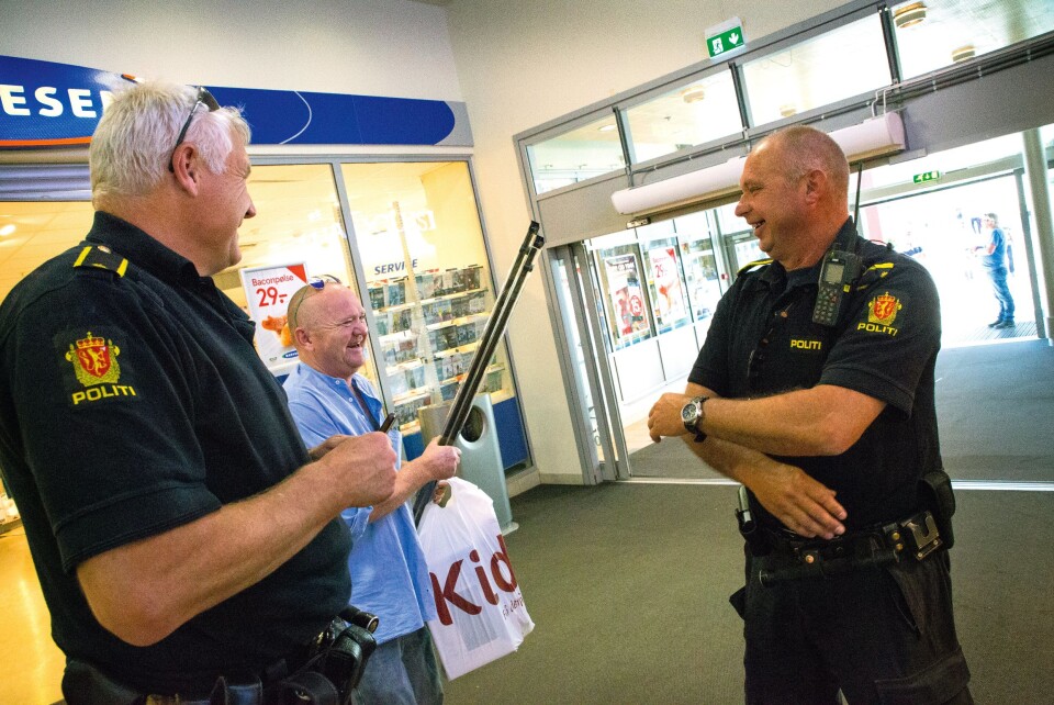 TILSTEDEVÆRENDE: Politiet har blitt fjernere og mindre synlig etter politireformen, mener innleggsforfatteren. Bildet er et illustrasjonsfoto, hentet fra en reportasje i Politiforum i 2016. Det viser kollegene Erik Jess og Henning Ø. Johansen fra Horten politistasjon på en runde inne på det lokale kjøpesenteret.