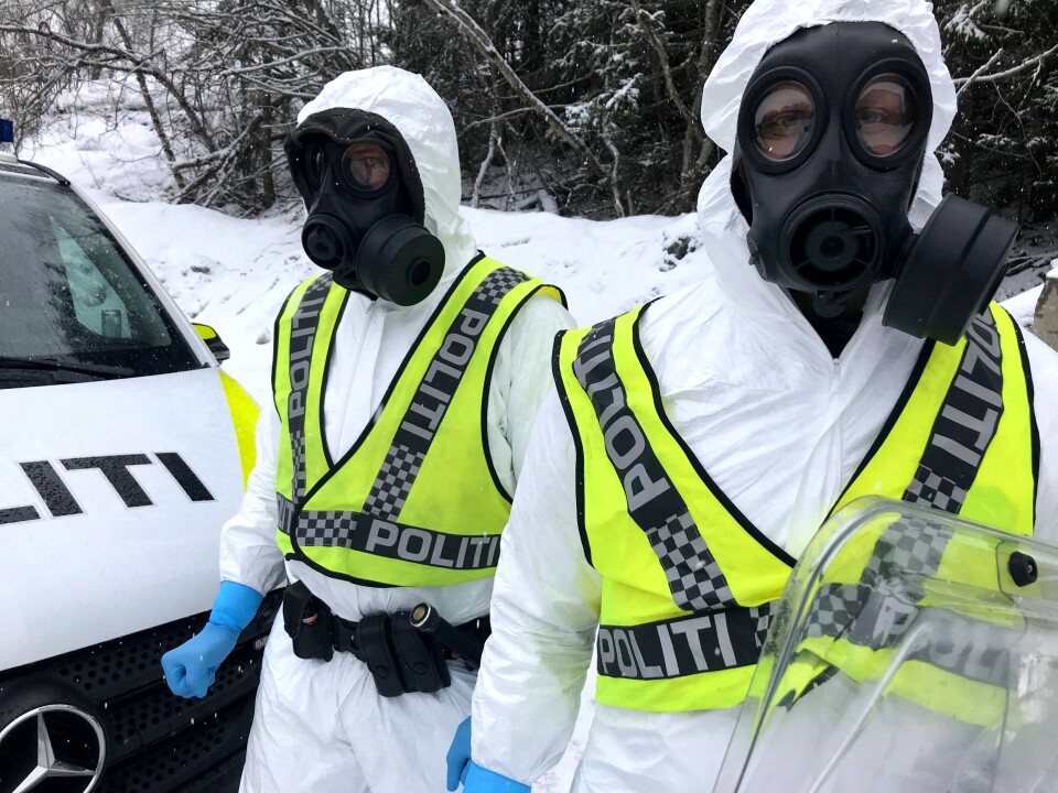USYNLIG FIENDE: Politiet i Trøndelag politidistrikt bistår her helsepersonell med en utagerende og mulig koronasmittet kvinne.