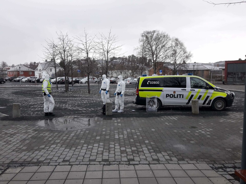 TRUET MED KORONA: I mars rykket politiet ut for å pågripe en mann som knuste seg inn i Levanger sykehus. Mannen skal ha truet med at han var koronasmittet og derfor ikledde politiet seg i fullt verneutstyr. TRUET MED KORONA: I mars rykket politiet ut for å pågripe en mann som knuste seg inn i Levanger sykehus. Mannen skal ha truet med at han var koronasmittet og derfor ikledde politiet seg i fullt verneutstyr.
