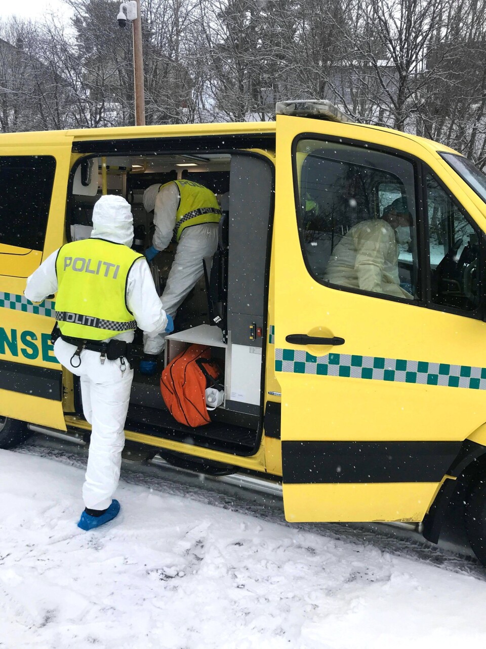 ANGRIPER: Politiet i Trøndelag bistod her helsepersonell med en kvinne, som både kunne være koronasmittet og som har en forhistorie med å angripe politi- og helsepersonell.