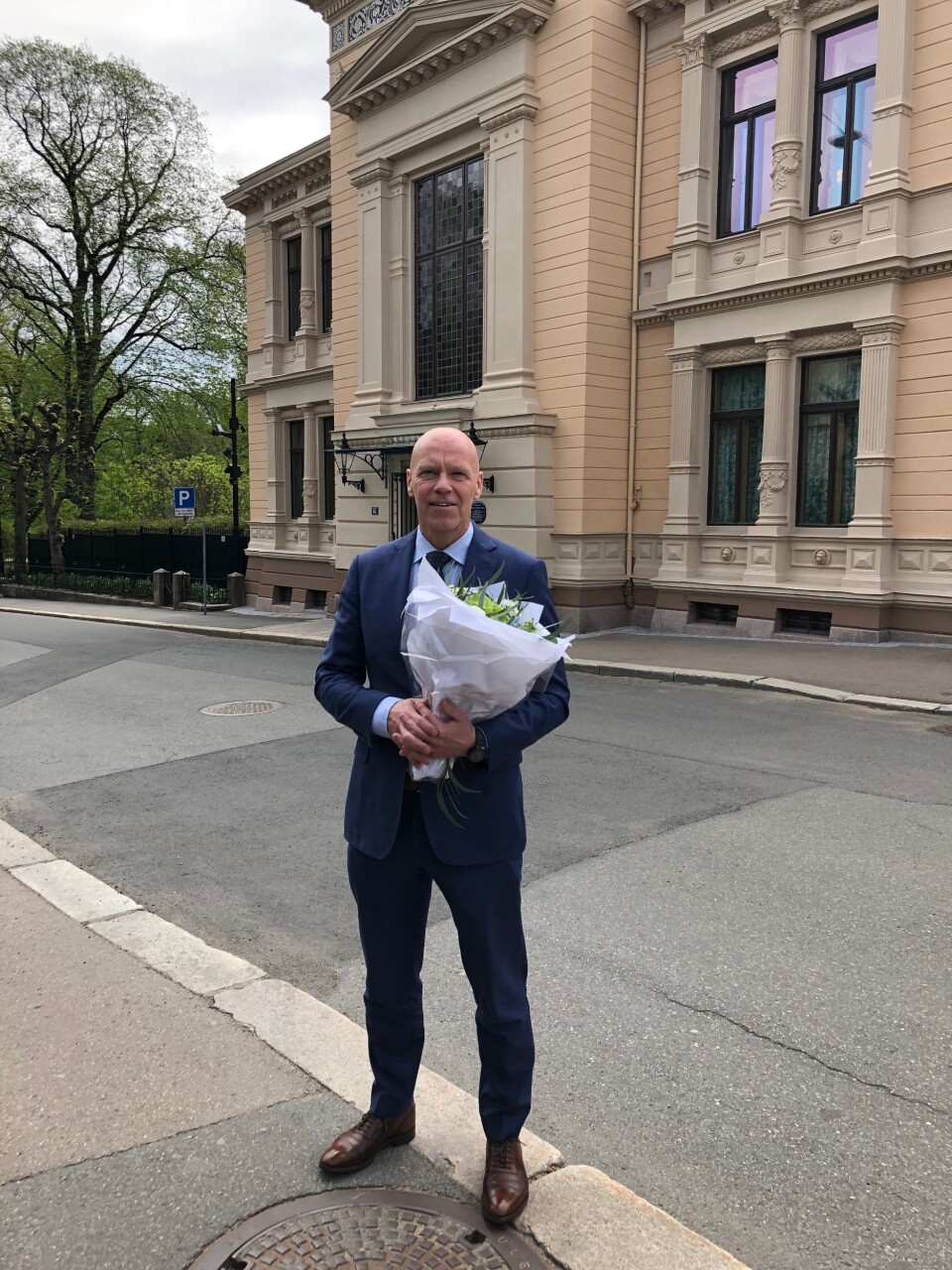 Terje Nybøe med blomster han mottok etter å ha blitt utnevnt til ny sjef for Spesialenheten i dag.