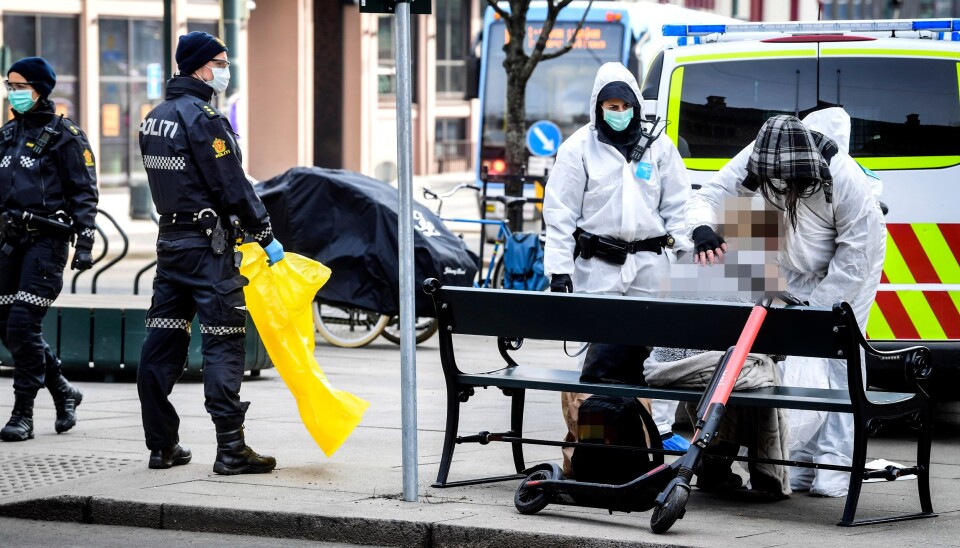 Her håndterer Oslo-politiet en kvinne som de mistenker er smittet av Covid-19. Her håndterer Oslo-politiet en kvinne som de mistenker er smittet av Covid-19.