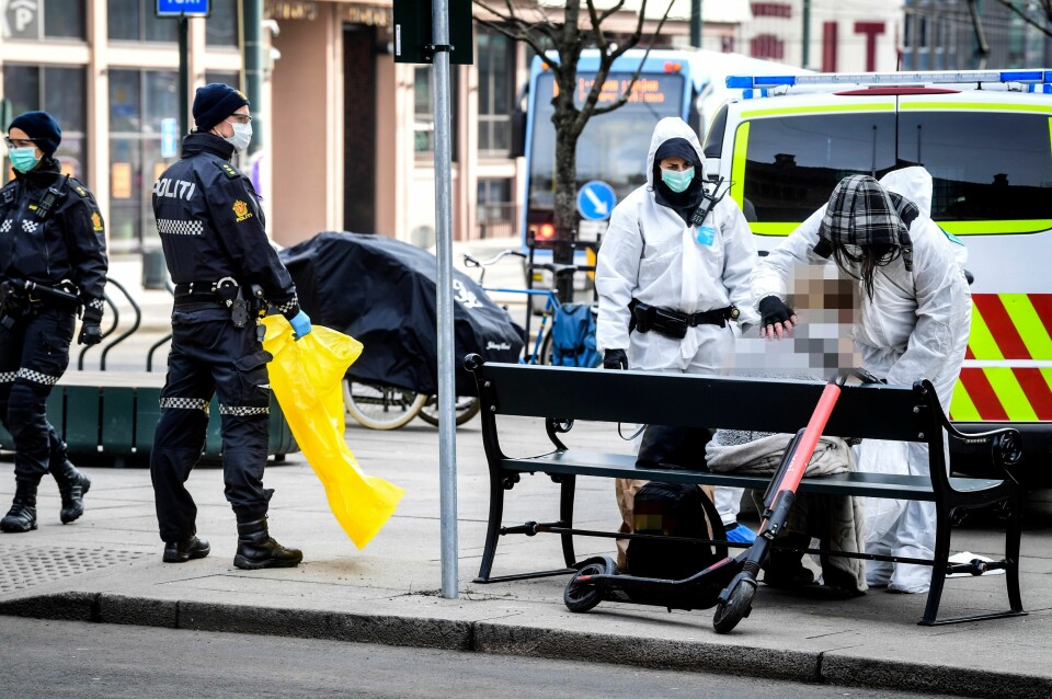 HOSTET GULT SLIM: Her håndterer Oslo-politiet en kvinne som de mistenker er smittet av korona.