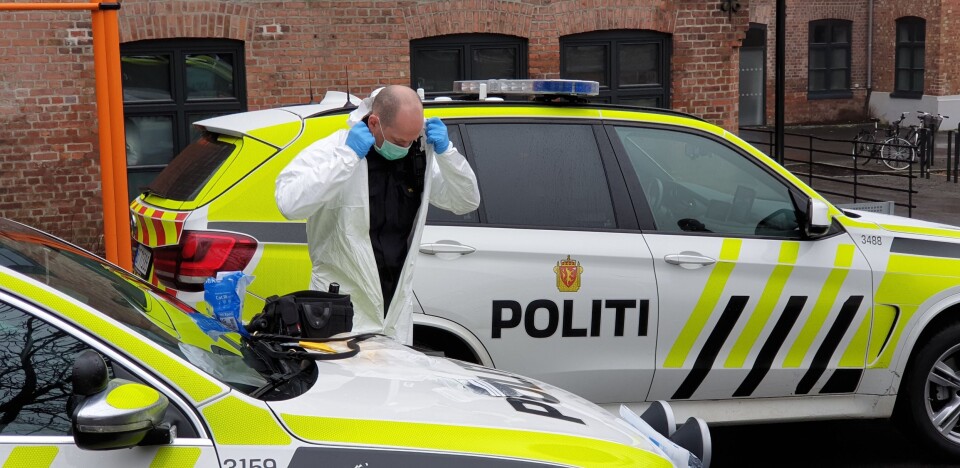 PÅ MED UTSTYR: Etter at en person som ble pågrepet av politiet i Oslo hevdet at vedkommende var smittet av korona, var det på med fullt smittevernutstyr.