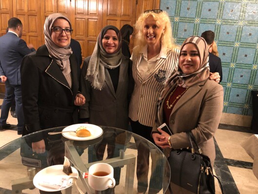 FIRKLØVER: Kim Anne-Marie Hiorth sammen med representanter fra Irak, Bahrain og Kuwait. FIRKLØVER: Kim Anne-Marie Hiorth sammen med representanter fra Irak, Bahrain og Kuwait.