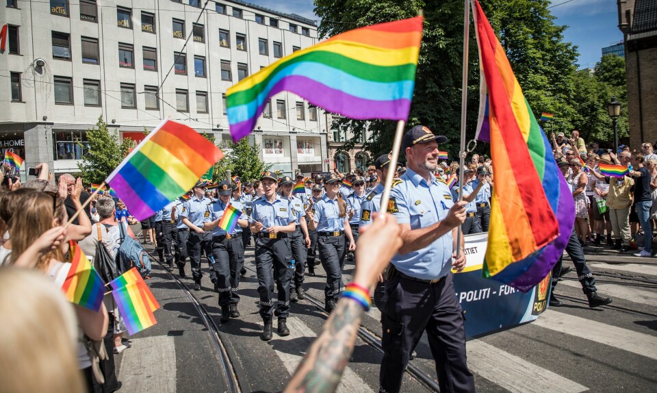 Bård Stensli med fane under Prideparaden i 2017.