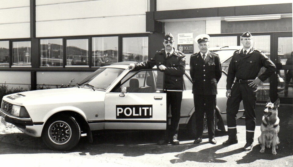 På 1990-tallet begynte lensmannen og lensmannsbetjentene å ligne stadig mer på politiet. Her representert ved lensmann Rolf Vik i Skedsmo (i midten), flankert av betjentene Åsmund Nilsen (til venstre) og Roy Riksvold. Bildet ble tatt i 1990, fire år før det administrative ansvaret forlensmannsetaten ble overført fra fylkesmannen til politimesteren.