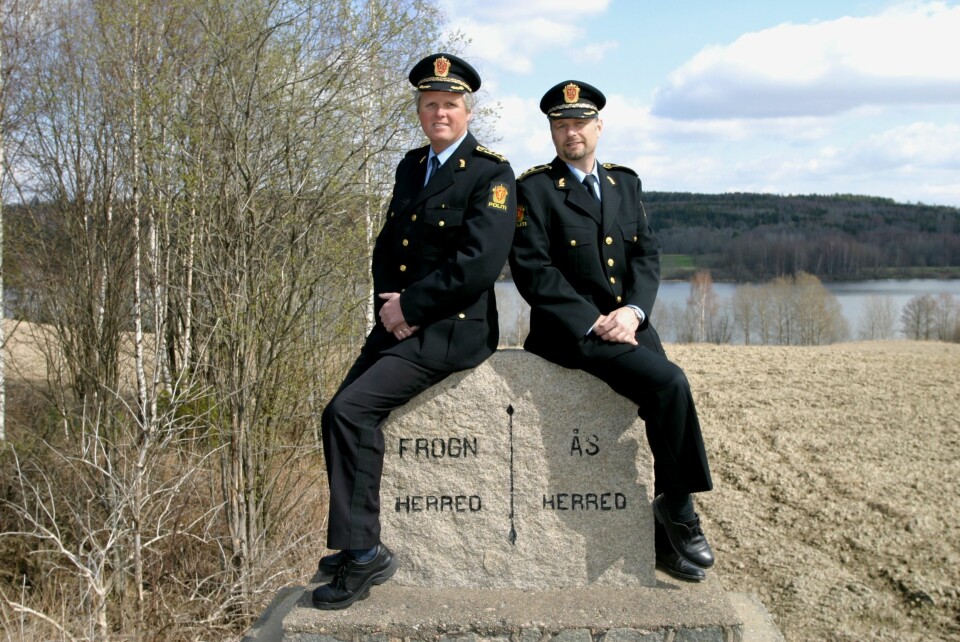 NABOSKAP: Thor Anders Aamodt (til venstre) og Geir Krogh var de to siste lensmennene i henholdsvis Frogn og Ås. Bildet ble tatt i 2005.