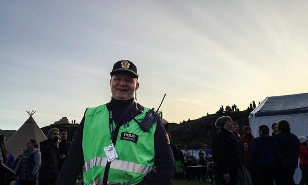 LYSE NETTER: Innsatsleder Kjell Rønning fra Sandnessjøen trives godt på nattevakt på Træna. – Det er sosialt, synes han. LYSE NETTER: Innsatsleder Kjell Rønning fra Sandnessjøen trives godt på nattevakt på Træna. – Det er sosialt, synes han.