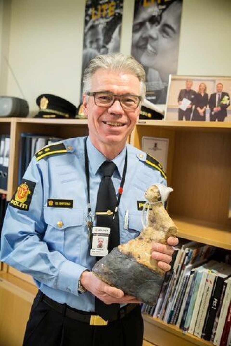 Dag Simen Grøtterud har gitt prisen hedersplassen i hyllen bak ham.