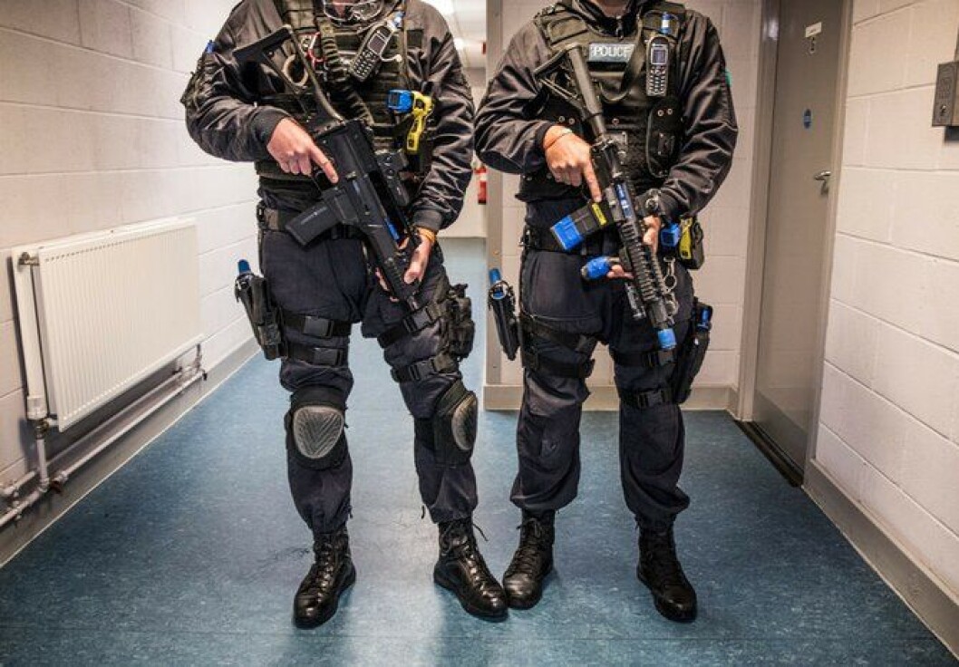 To bevæpnede britiske politifolk tilhørende ARV-enhetene, under trening på politiets treningssenter utenfor London. To bevæpnede britiske politifolk tilhørende ARV-enhetene, under trening på politiets treningssenter utenfor London.