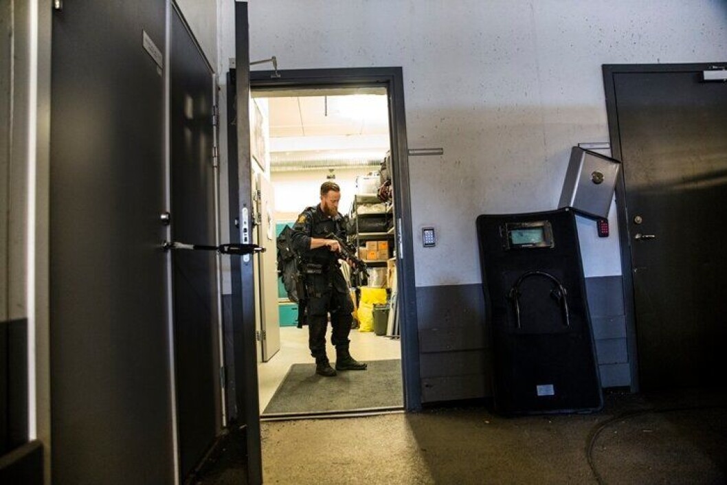 Politibetjent Erik Wågene i garasjen på politihuset i Skien. Politibetjent Erik Wågene i garasjen på politihuset i Skien.