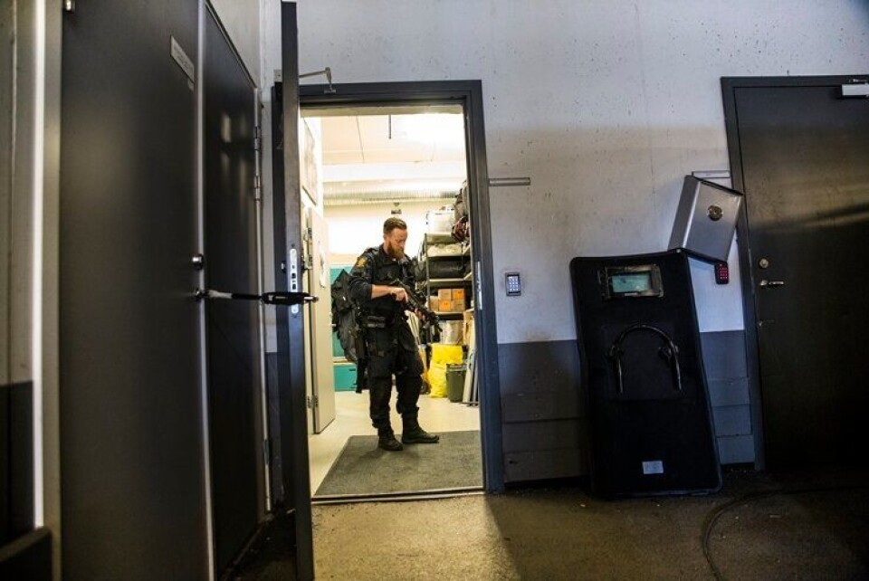 Politibetjent Erik Wågene i garasjen på politihuset i Skien.