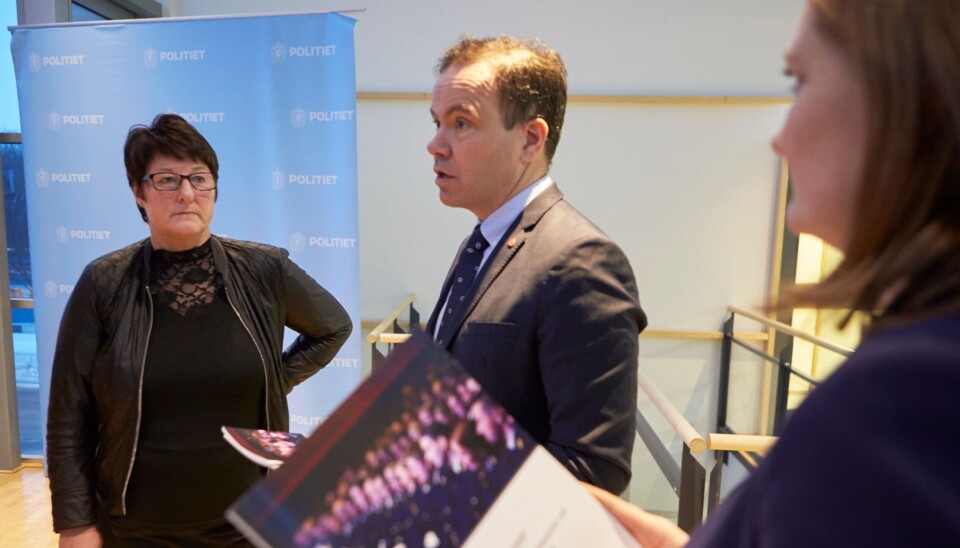 RAPPORT: Fylkesrådsleder Tomas Norvoll overleverer en rapport fra Politihøgskolen i Bodø til politimester Tone Vangen. T.h. Ordfører i Bodø, Ida Maria Pinnerød. Rapporten sier at vel 70 prosent av elevene fra nord, blir i nord. RAPPORT: Fylkesrådsleder Tomas Norvoll overleverer en rapport fra Politihøgskolen i Bodø til politimester Tone Vangen. T.h. Ordfører i Bodø, Ida Maria Pinnerød. Rapporten sier at vel 70 prosent av elevene fra nord, blir i nord.