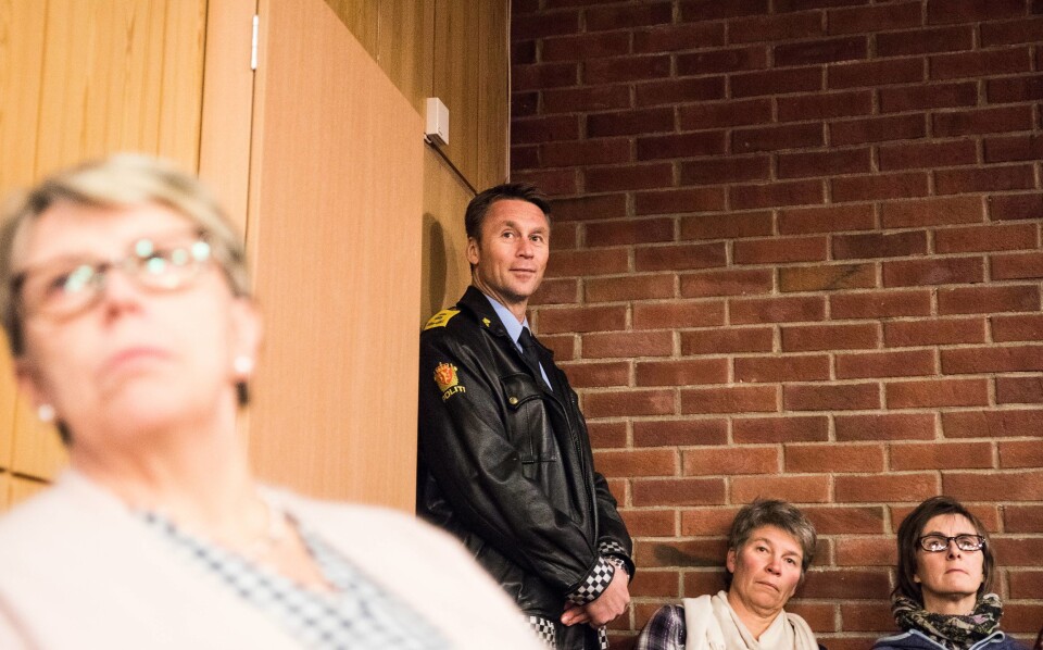 Steven Hasseldal, politimester i Øst politidistrikt, vil ikke at politikerne skal blande seg inn i hvordan politiet organiserer seg lokalt. Her fra et kommunestyremøte i Nes kommune, der Hasseldal møtte protester for litt over et år siden.