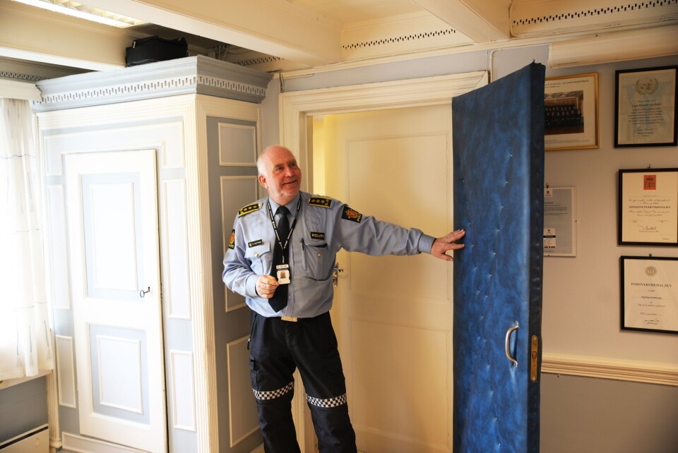 GAMMEL STIL: På Øystein Skottmyrs kontor står flere ting igjen fra eldre tider.