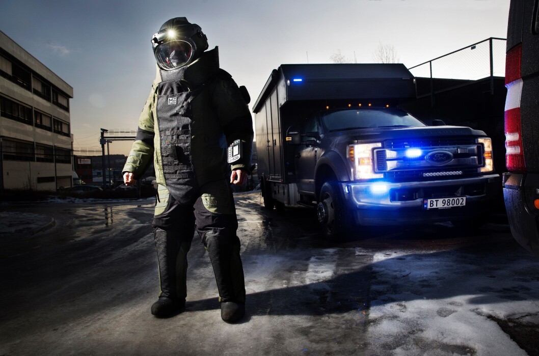 VERDENS BESTE UTSTYR: Bombetjenesten forteller at de ikke har ekstremt med utstyr, men at det utstyret de har, til gjengjeld er det beste som finnes. Den store og nye bilen gjør at de lett kan frakte både bomberoboter og annet utstyr rundt. VERDENS BESTE UTSTYR: Bombetjenesten forteller at de ikke har ekstremt med utstyr, men at det utstyret de har, til gjengjeld er det beste som finnes. Den store og nye bilen gjør at de lett kan frakte både bomberoboter og annet utstyr rundt.