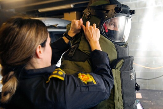 EKSTRA KILO: Bombedrakten veier rundt 40 kilo, og ofte trenger man hjelp til å få på seg det tunge utstyret. Drakten skal beskytte mot trykk og fragmenter ved en eventuell detonasjon. EKSTRA KILO: Bombedrakten veier rundt 40 kilo, og ofte trenger man hjelp til å få på seg det tunge utstyret. Drakten skal beskytte mot trykk og fragmenter ved en eventuell detonasjon.