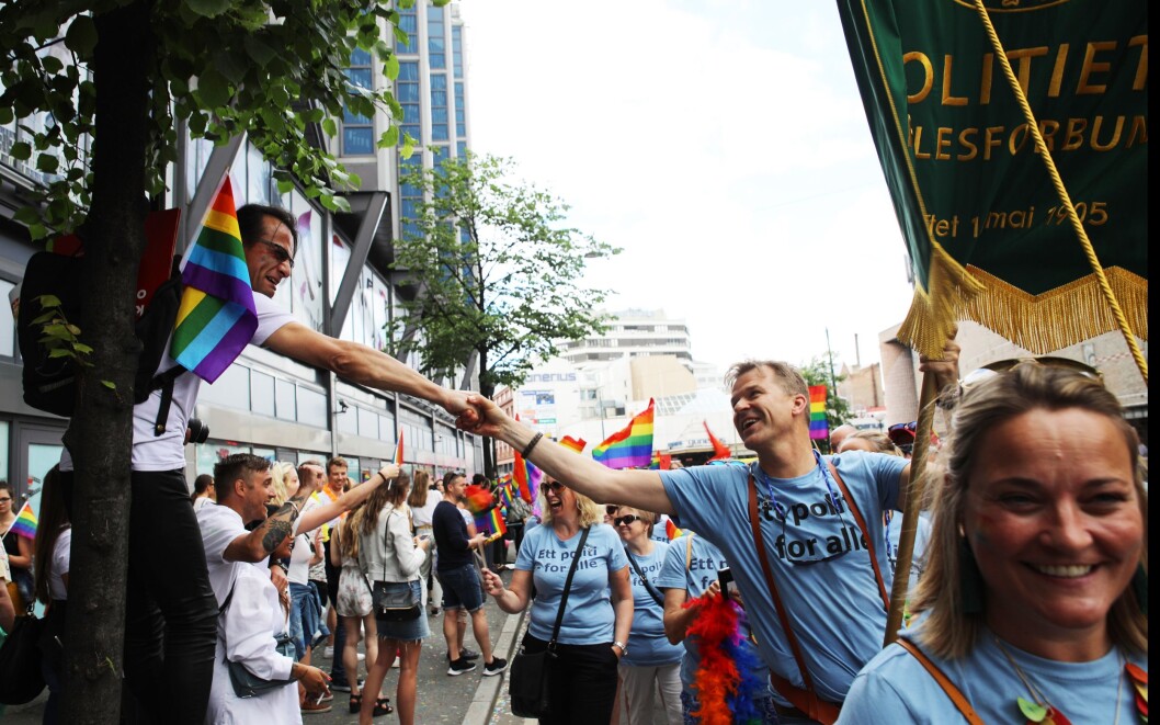 Politiets Fellesforbund i Pride-paraden i 2019. Her hilser PF-leder Sigve Bolstad på en av tilskuerne. Politiets Fellesforbund i Pride-paraden i 2019. Her hilser PF-leder Sigve Bolstad på en av tilskuerne.