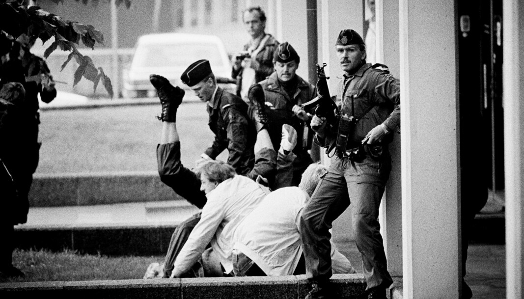 NEDKJEMPER «TERRORIST»: I 1983 fi kk pressen være med på slep under
Beredskapstroppens trening «terrorist og politi i realistisk øvelse». NEDKJEMPER «TERRORIST»: I 1983 fi kk pressen være med på slep under
Beredskapstroppens trening «terrorist og politi i realistisk øvelse».