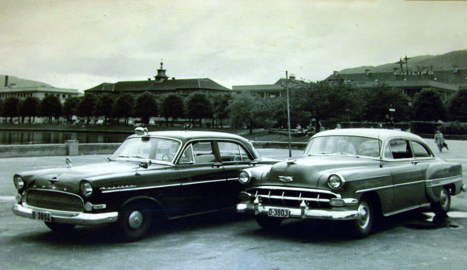 BILDEARKIV: Øverst er en Opel modell 1921, brukt
av Oslo-politiet i sin tid. Deretter følger motorsykkelkorpset i Oslo
under Politiets dag tidlig på 1960-tallet. Nederst er
to tjenestebiler av merke Opel Kapitän (1955-57)og
Chevrolet Bel Air (1954) foran Lille Lungegårdsvann
i Bergen.